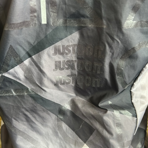 Nike Shield Flash Weather Resistant Hooded Full Zip Running Jacket Black/Grey XS - Picture 9 of 16